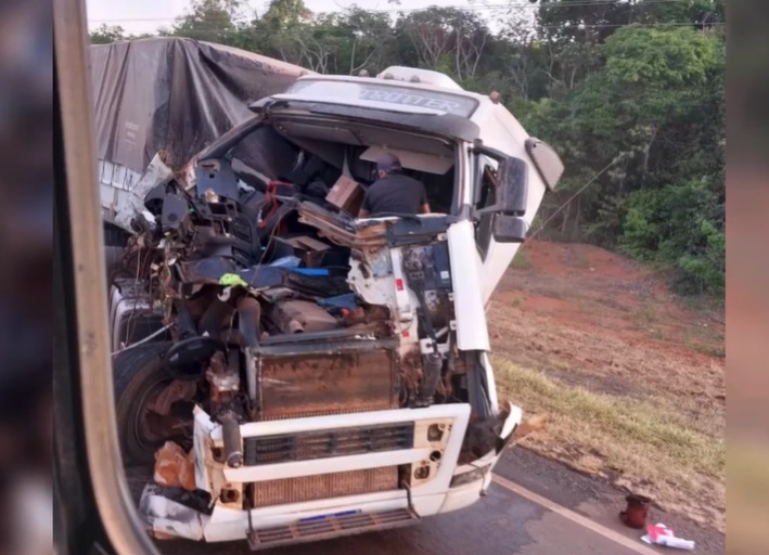 Sorriso Nova Ubiratã Colisão entre carretas bloqueia rodovia MT 242 na